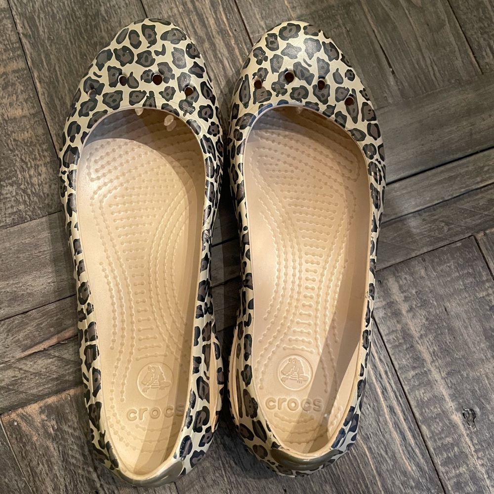 Crocs Kadee leopard flat shoe size 7 - Picture 8 of 9